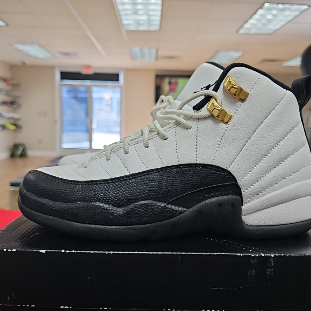 AIR JORDAN 12 RETRO (GS) TAXI SIZE 6Y PREOWNED